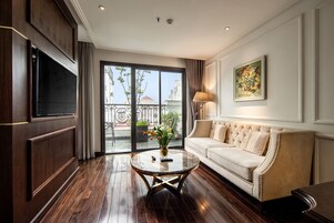 套房, 露台 | 客厅 | 55-英寸智能电视 （配备有线频道）、电视