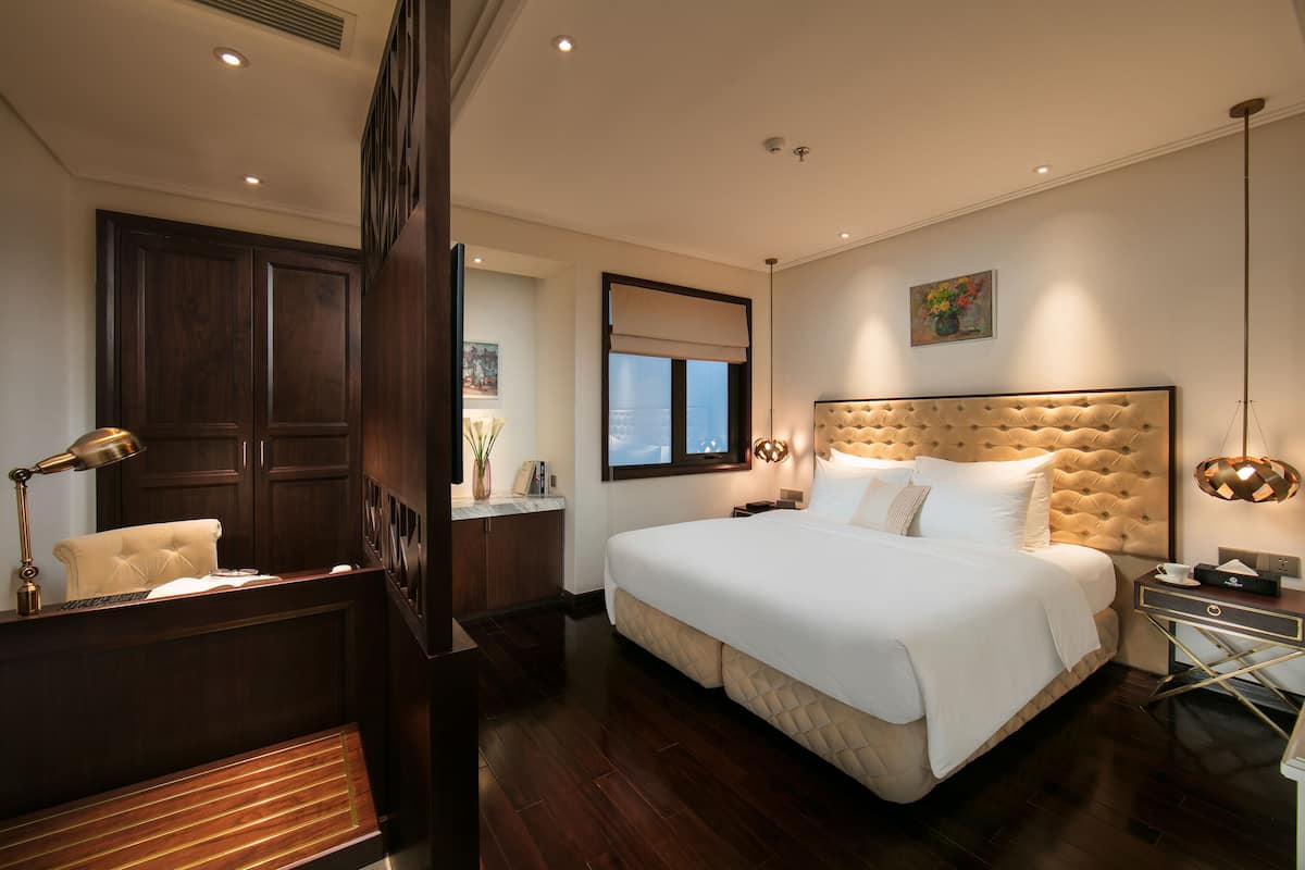 Superior Double Internal Window | 1 bedroom, minibar, in-room safe, individually decorated