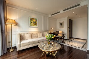 套房, 露台 | 起居區 | 55-吋智慧型電視、有線頻道、電視