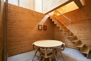 2 bedrooms, in-room safe, iron/ironing board, free WiFi