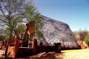 Exterior - Bulls Haven retreat. Interact with tame bulls (Hekpoort)