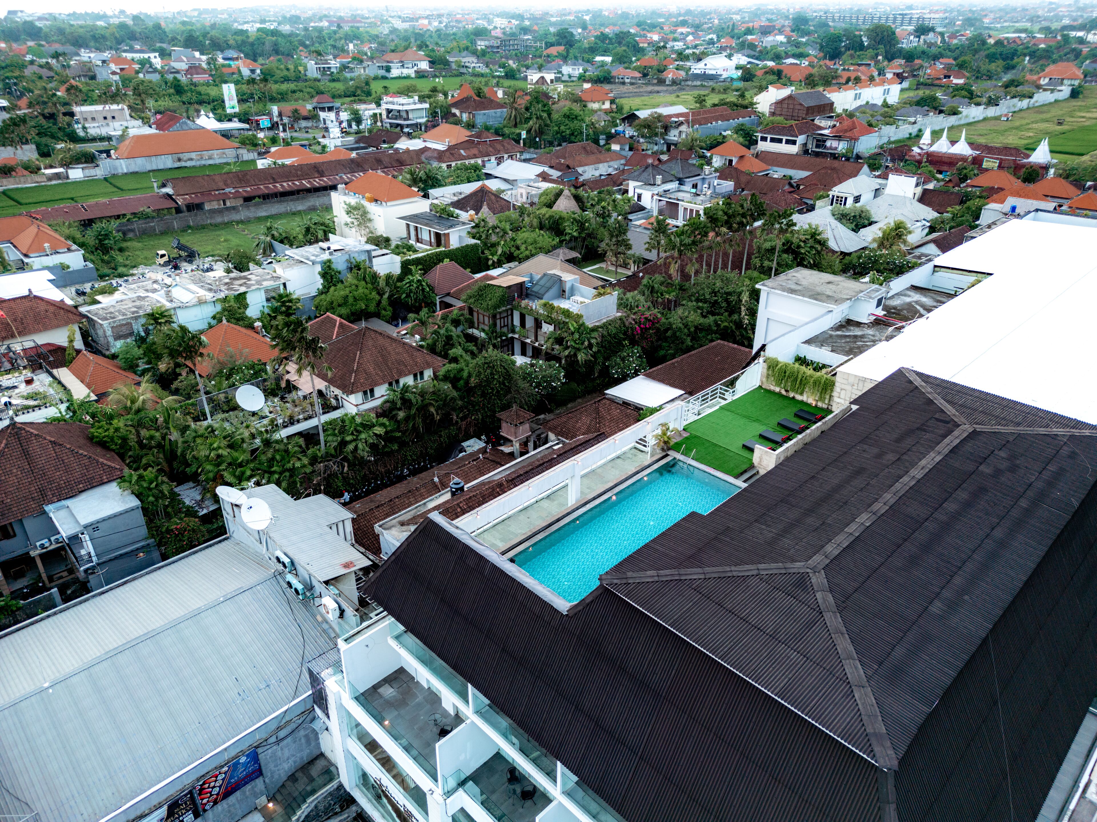 2 outdoor pools, open 7:00 am to 7:00 pm, pool loungers