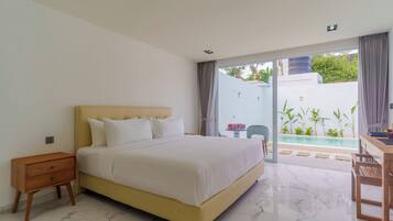 ห้องสวีท, สระว่ายน้ำส่วนตัว (Detached Building from the Hotel) | เครื่องนอนระดับพรีเมียม, มินิบาร์, ตู้นิรภัยในห้องพัก, โต๊ะทำงาน