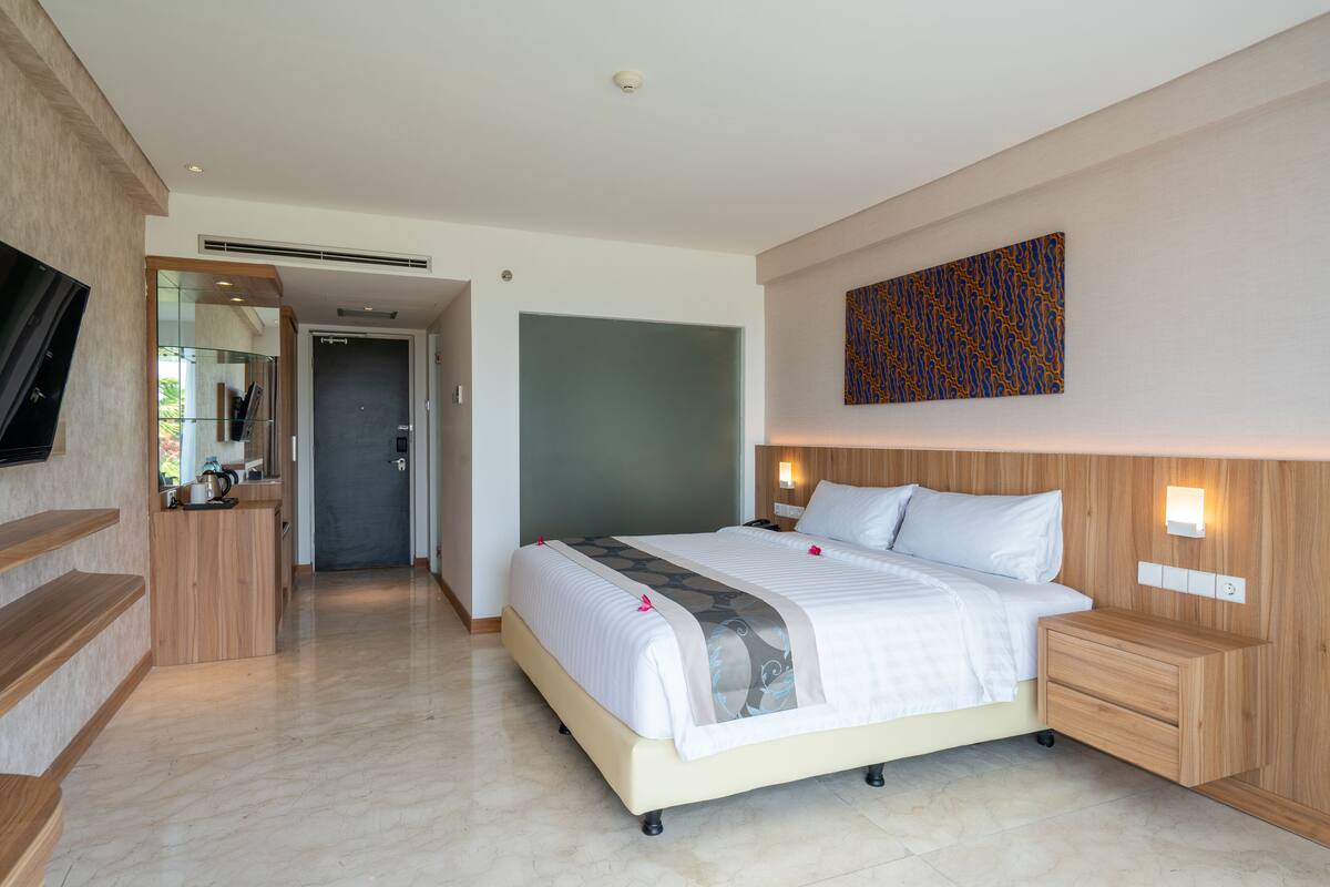 Deluxe Double or Twin Room, Balcony | Premium bedding, minibar, in-room safe, desk