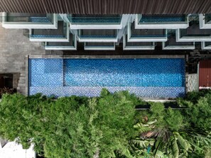 2 outdoor pools, open 7:00 AM to 7:00 PM, sun loungers