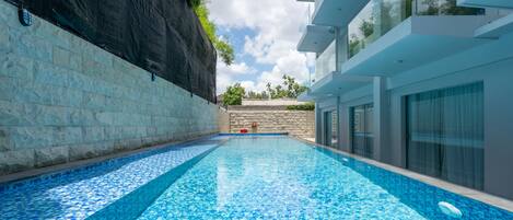 2 kolam renang outdoor, dengan kursi berjemur