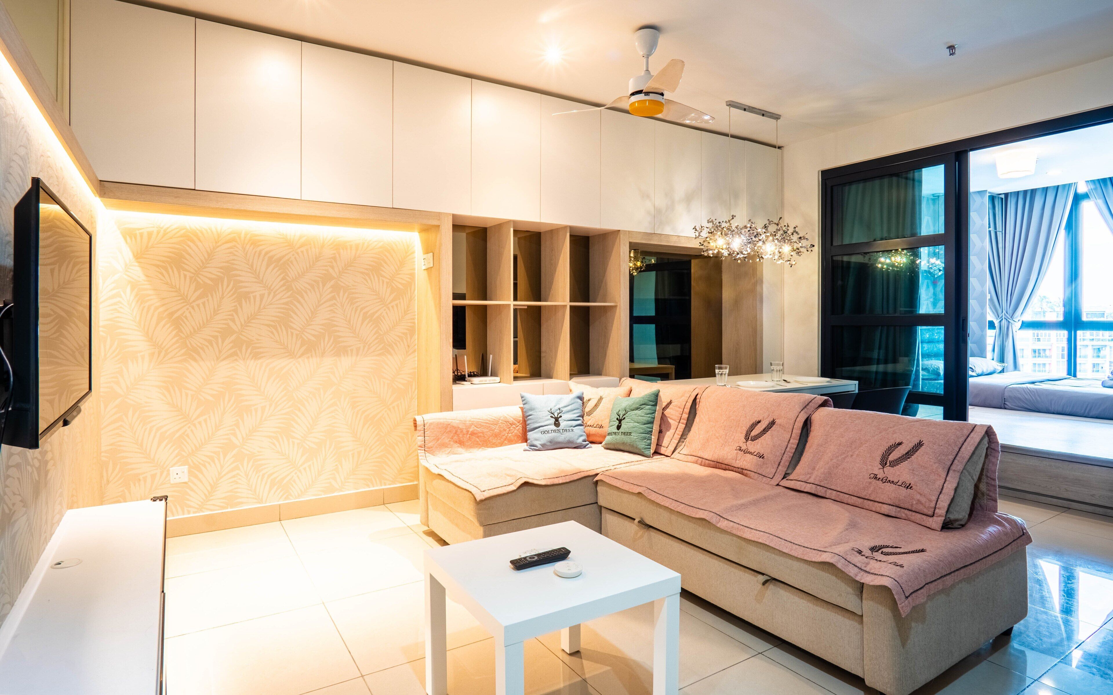 Business Studio Suite, 1 Bedroom, City View | Área de sala de estar | Smart TV de 50 pulgadas con canales digitales 