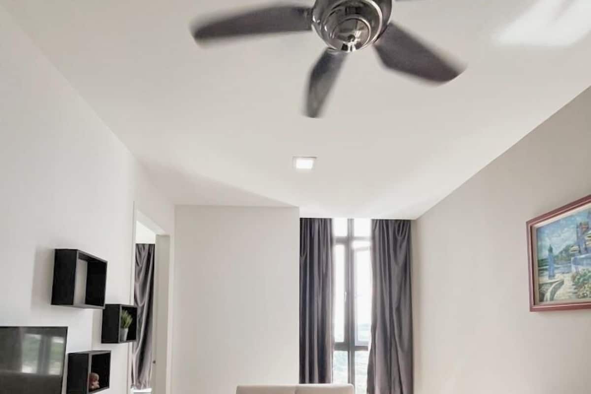 Departamento Confort | Área de sala de estar | Smart TV de 50 pulgadas con canales digitales