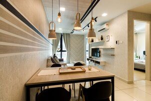 Apartamento Deluxe, 3 habitaciones, no fumadores, vistas a la ciudad | Zona de estar | Smart TV de 50 pulgadas con canales digitales