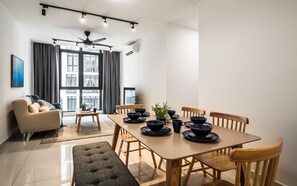 Departamento familiar, 3 habitaciones, para no fumadores, vista a la ciudad | Servicio a la habitación