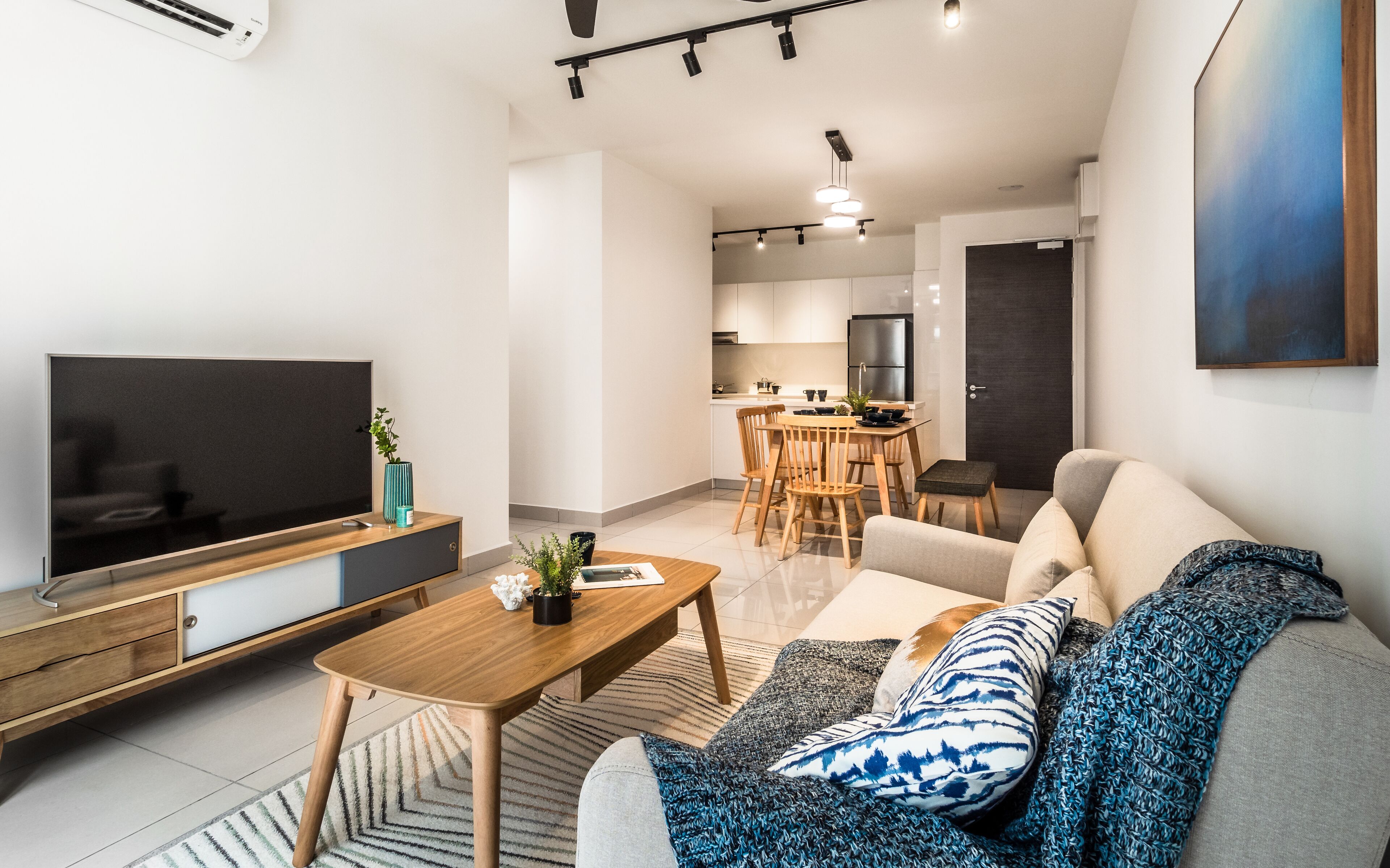 Departamento familiar, 3 habitaciones, para no fumadores, vista a la ciudad | Sala de estar | Smart TV de 50 pulgadas con canales digitales 