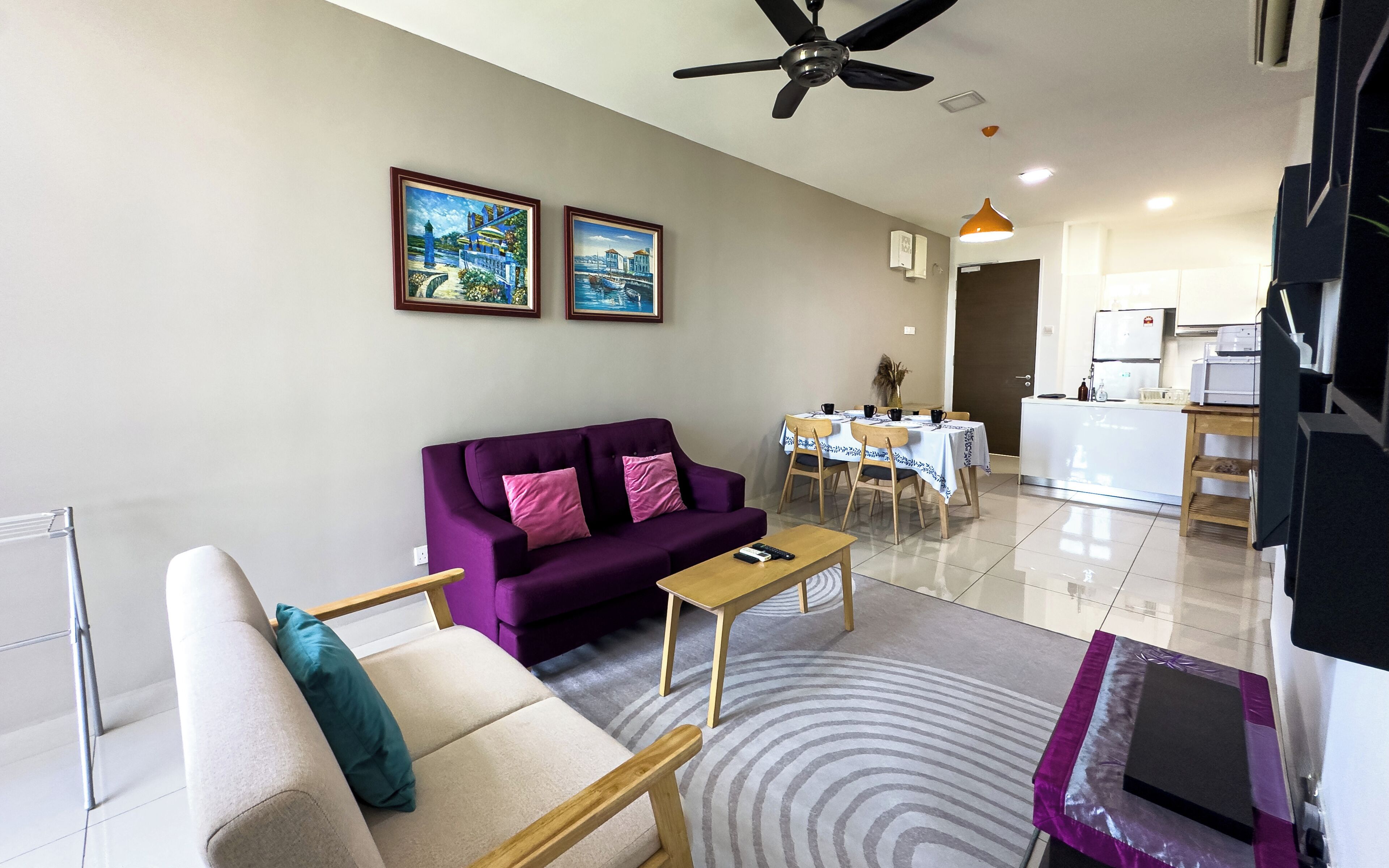 Departamento básico, 3 habitaciones, para no fumadores, vista a la ciudad | Área de sala de estar | Smart TV de 50 pulgadas con canales digitales 