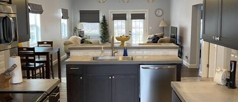 Jääkaappi, mikroaaltouuni, uuni, liesi