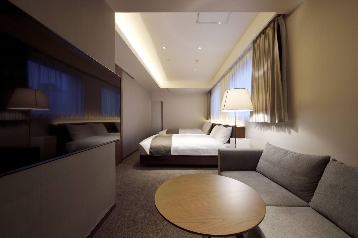 Basic Twin Room | Peti besi dalam bilik, meja, langsir/tirai gelap terus, Wi-fi percuma 