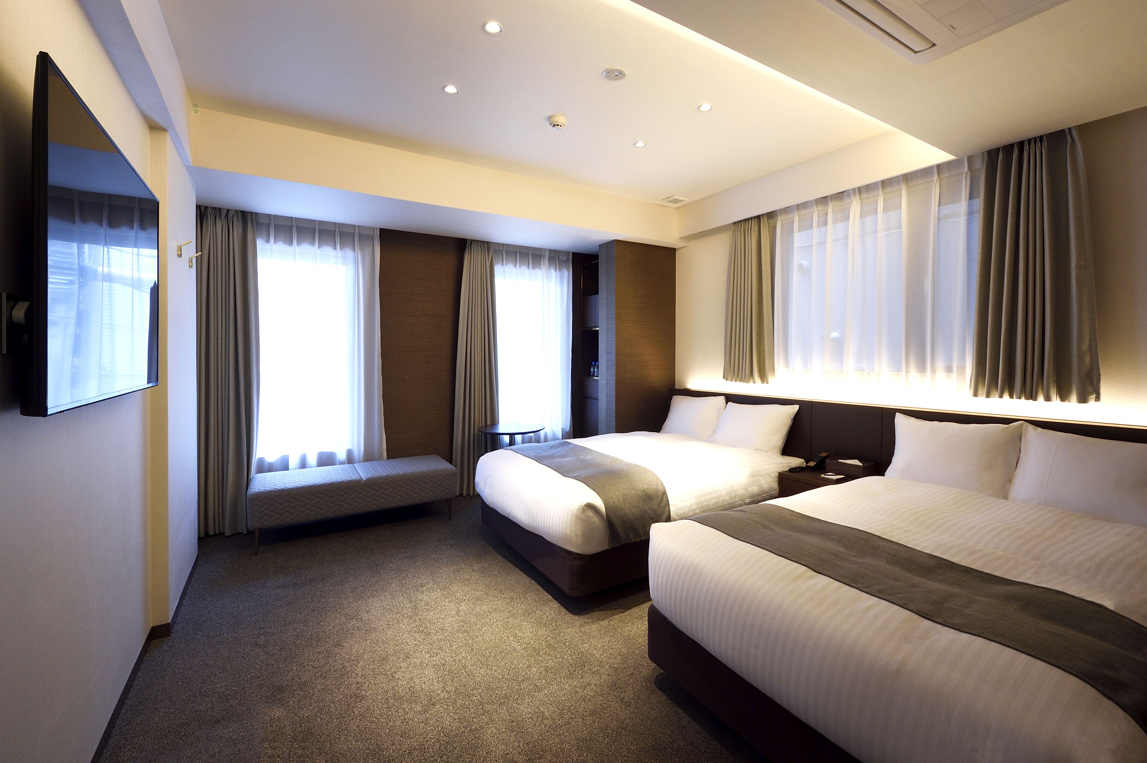 deluxe twin room | 1 bedroom, in-room safe, desk, blackout curtains