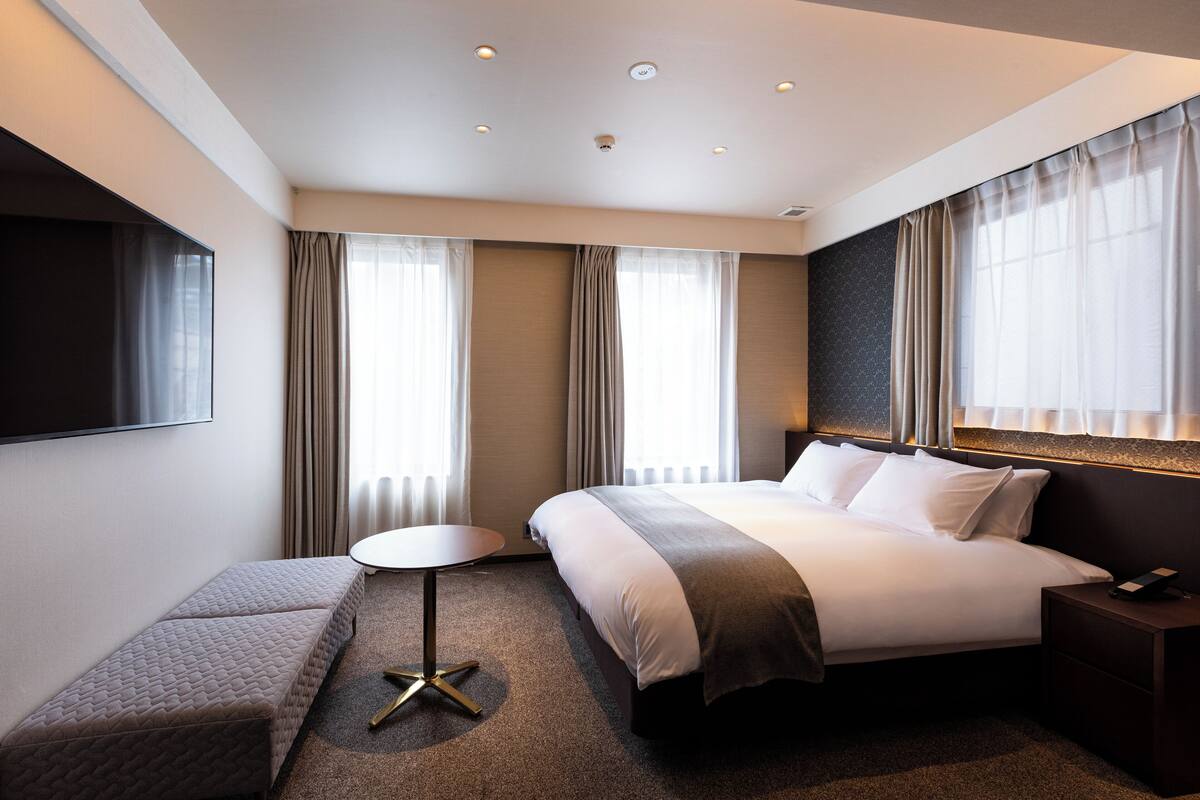 Comfort Double Room | Peti besi dalam bilik, meja, langsir/tirai gelap terus, Wi-fi percuma 