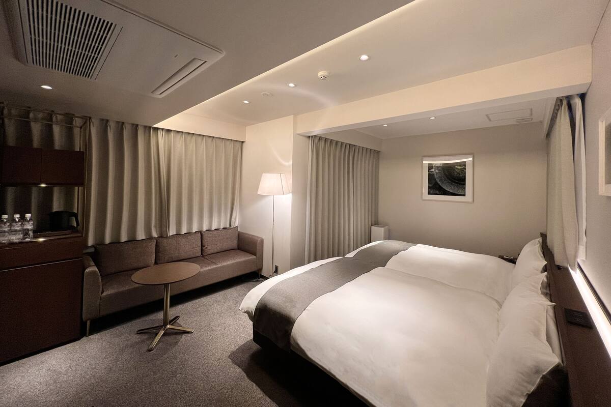 Deluxe Twin Room | Peti besi dalam bilik, meja, langsir/tirai gelap terus, Wi-fi percuma 