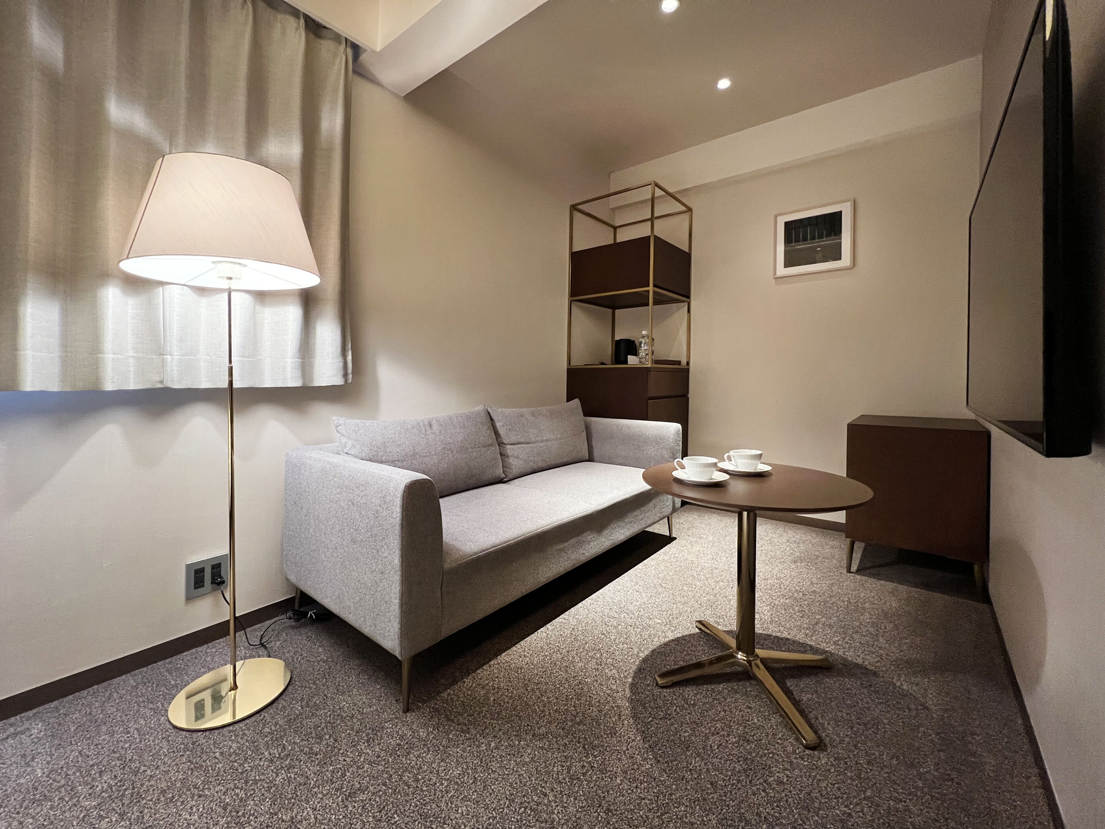 basic twin room | living area | flat-screen tv, fireplace