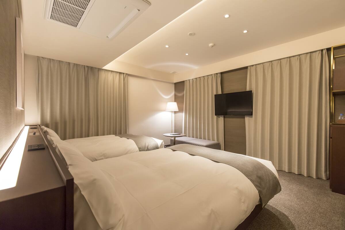 Comfort Twin Room | Peti besi dalam bilik, meja, langsir/tirai gelap terus, Wi-fi percuma 