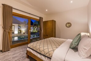 5 bedrooms, in-room safe, blackout drapes, iron/ironing board - Exquise Tropical Dream Villa in Oberoi, Seminyak. (Kuta, Kabupaten Badung,)