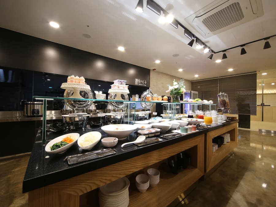 Daily buffet breakfast (KRW 15000 per person)