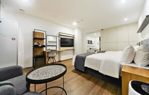 Hypo-allergenic bedding, memory-foam beds, in-room safe, desk - Noble Stay (Daegu)