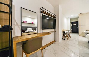 Deluxe Triple | Living area