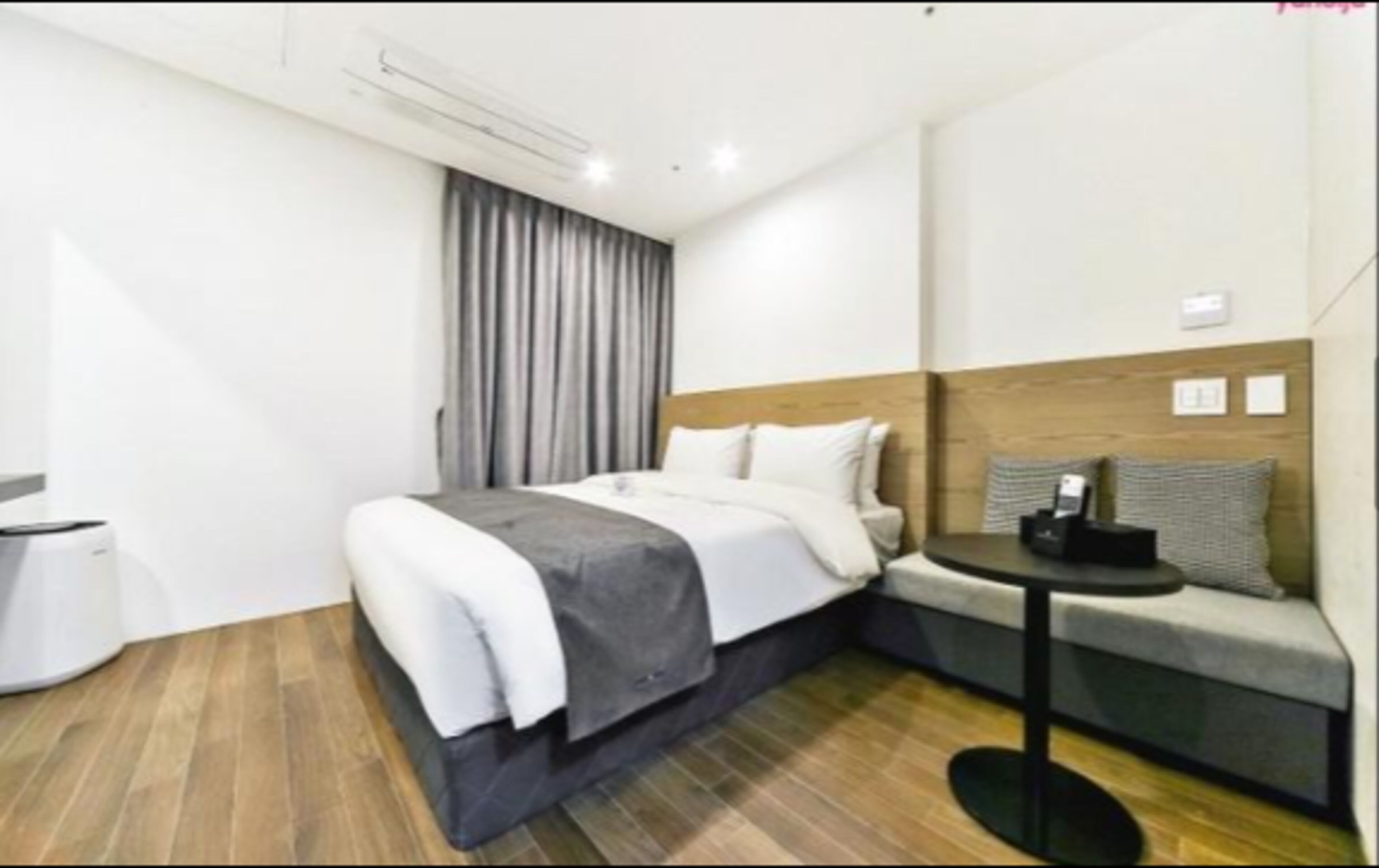 standard room, 1 queen bed | 1 bedroom, hypo-allergenic bedding, memory-foam beds, in-room safe