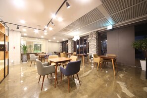 每日供应自助式早餐（需付费）