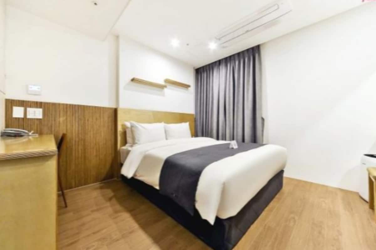Standard Room, 1 Queen Bed