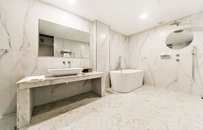 Junior Suite King | Bathroom | Hair dryer, bathrobes, slippers, towels