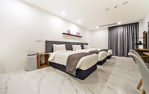Deluxe Triple | Hypo-allergenic bedding, memory foam beds, in-room safe, desk - Noble Stay (Daegu)