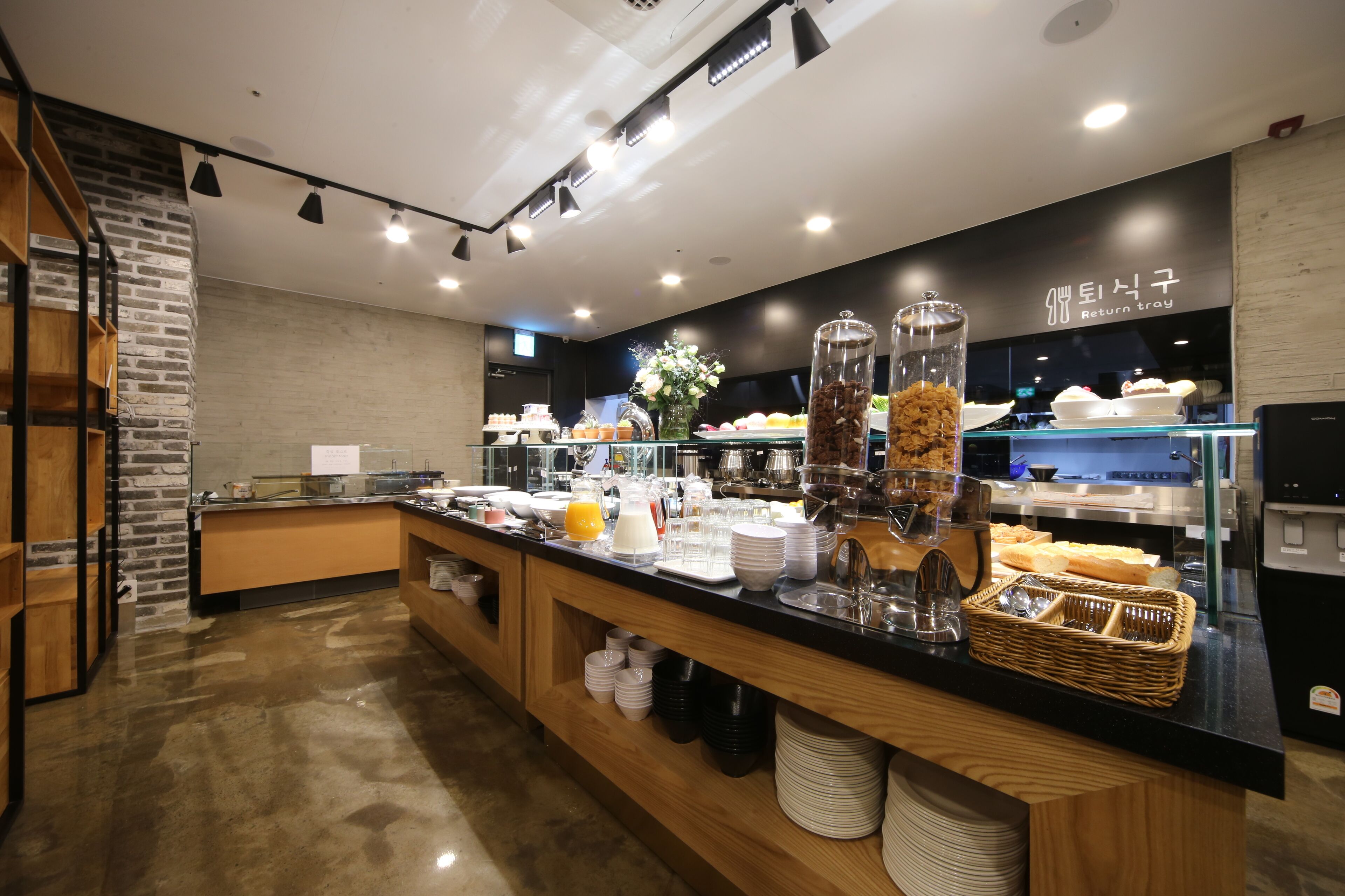 daily buffet breakfast (krw 15000 per person)