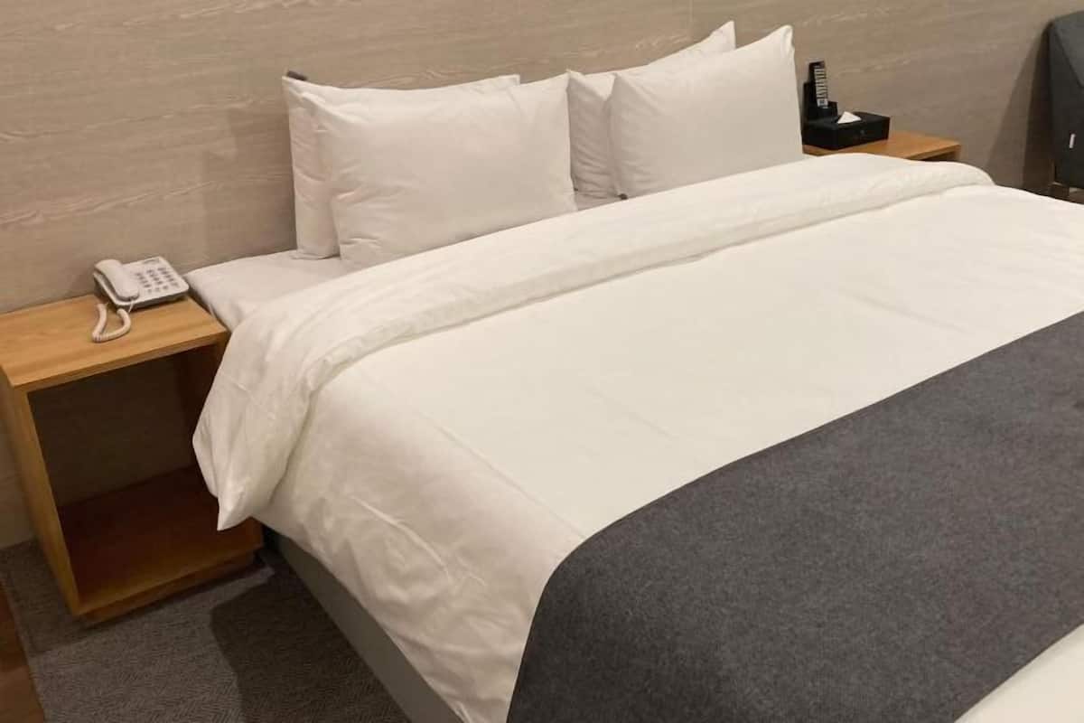 Hypo-allergenic bedding, memory foam beds, in-room safe, desk