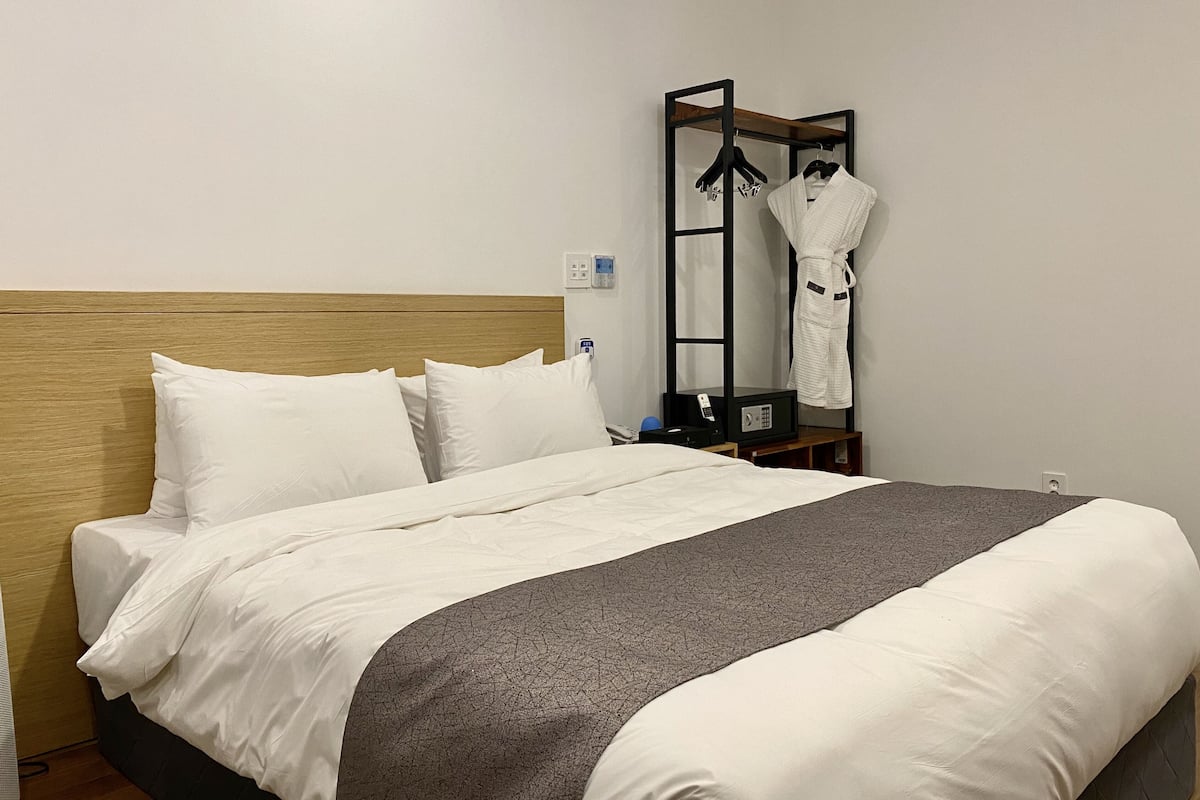 Habitación estándar doble, accesible para personas con discapacidad, planta baja | Ropa de cama hipoalergénica, colchones viscoelásticos, caja fuerte