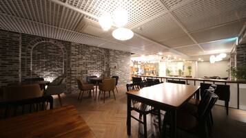 Se ofrece un desayuno bufé (15000 KRW por persona)