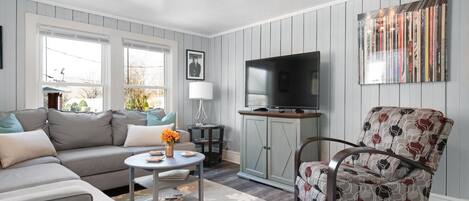 Smart-TV, Kamin, Bücher