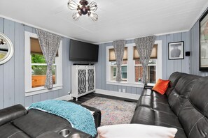 Smart TV, fireplace, books - Lake Norman Shabby Chic bungalow in Cornelius close to Davidson (Cornelius)
