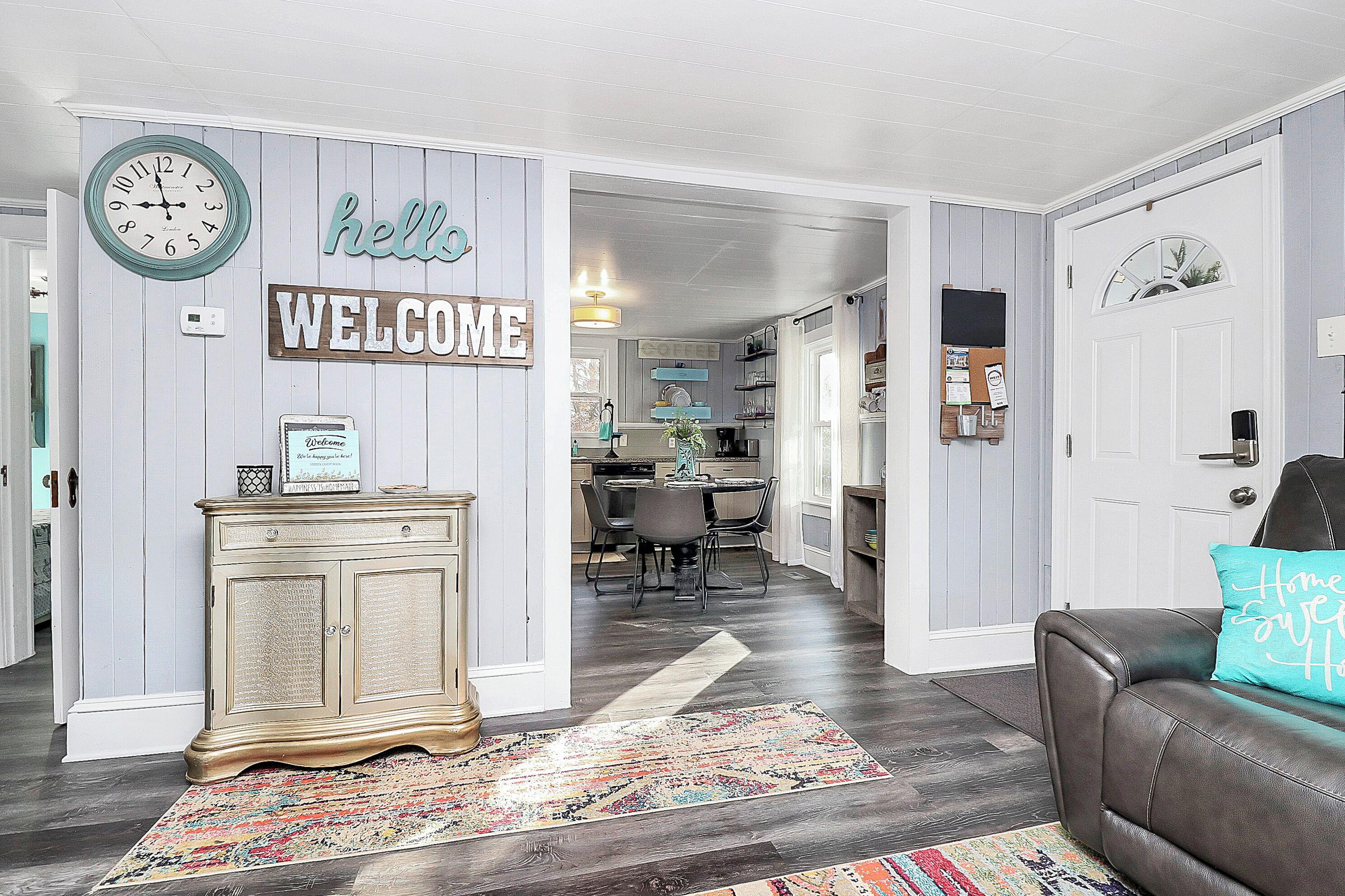 Smart-tv, een open haard en boeken