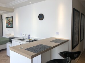 Kühlschrank, Mikrowelle, Herdplatte, Mixer