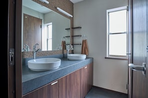 Family Suite | Bathroom