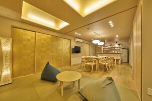 家庭公寓式客房, 3 间卧室 (Family Suite) | 起居区 | 平板电视、首映电影