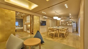 家庭公寓式客房, 3 间卧室 (Family Suite) | 起居区 | 平板电视、首映电影