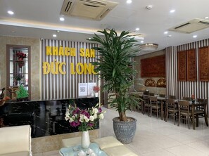 Reception - Duc Long Hotel (Hanoi)