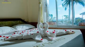 Free minibar, soundproofing, free WiFi, bed sheets