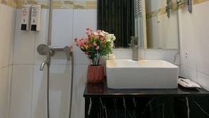 Shower, pancuran hujan, perlengkapan mandi gratis, dan pengering rambut