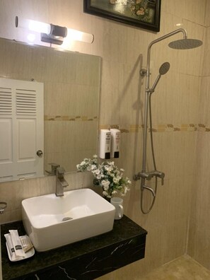 Standard Room | Bathroom | Shower, rainfall showerhead, free toiletries, hair dryer - Nhat Ly Hotel (Hanoi)