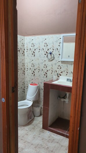 Family Quadruple Room | Bathroom | Shower, towels