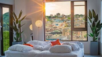 Caja de seguridad en la habitación y cortinas blackout