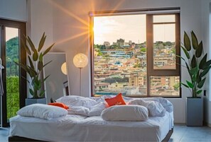 Suite estudio de lujo | Caja de seguridad en la habitación, cortinas blackout y insonorización 